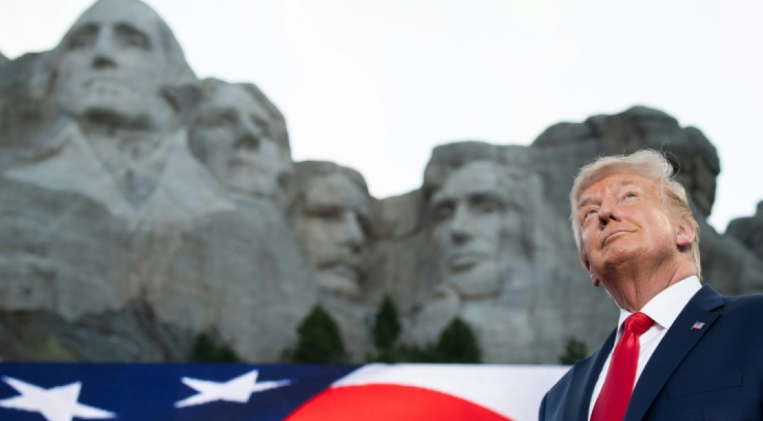 Para Pendukung Trump Ajukan UU Agar Wajah Trump Terukir di Gunung Rushmore